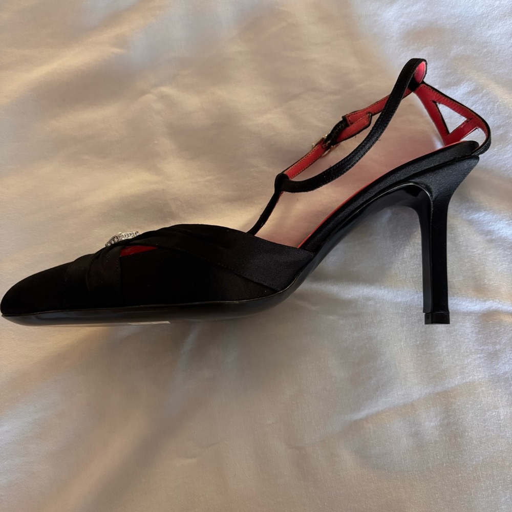 NWT Judith Leiber Black Satin T-strap Heels with Swarovski Crystal Accent Sz 8.5 - Picture 6 of 10